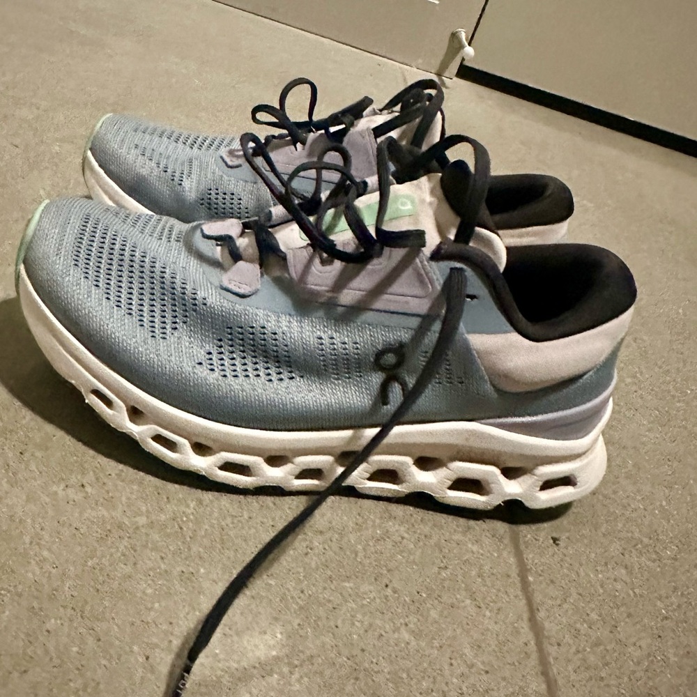 On Running Cloudstratus 3 Gray and White Athletic Shoes